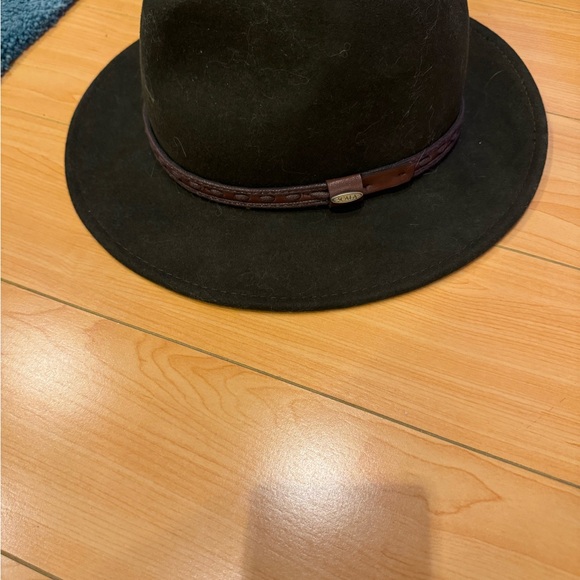 Handmade scala green wool hat - Picture 2 of 3